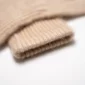 gants-en-cachemire-beige-non-teints-mongolian-magic-gros-plan-1