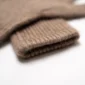 gants-en-cachemire-marron-clair-non-teints-mongolian-magic-gros-plan
