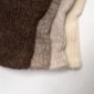 schapenwollen-handschoenen-wit-lichtgrijs-donkergrijs-bruin-ongeverfd-mongolian-magic-close