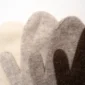 schapenwollen-wanten-wit-lichtgrijs-donkergrijs-bruin-ongeverfd-mongolian-magic-close-up