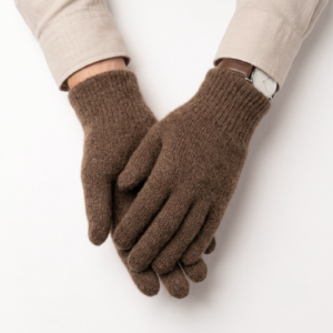 yakwollen-handschoenen-bruin-gedragen